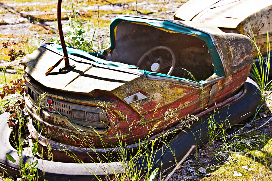 Rusting Bumper Car Near Chernobyl - Entouriste