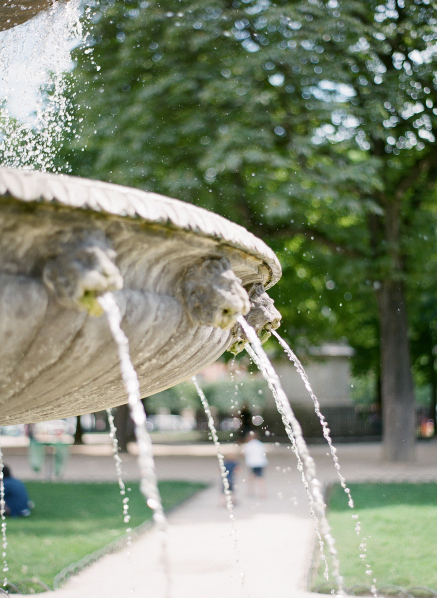 Fountain in Park Paris