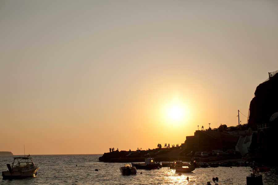 Sunset Amoudi Bay Entouriste