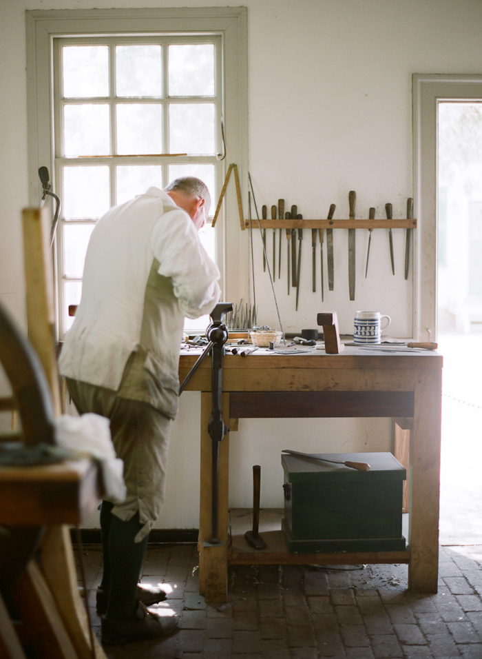 Blacksmith working in colonial williamsburg shop entouriste