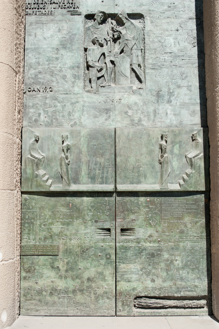 Doors at La Sagrada Familia - Entouriste