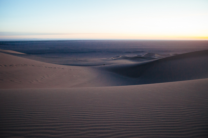 Sunset in the Mingsha Sand Dunes - Entouriste