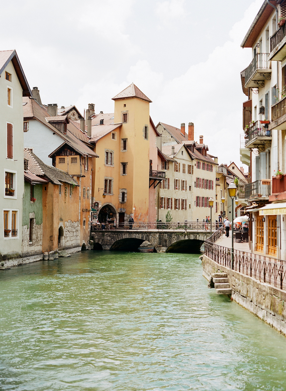 Waterfront Buildings of Annecy - Entouriste