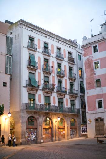 Apartments at Dusk in Barcelona - Entouriste